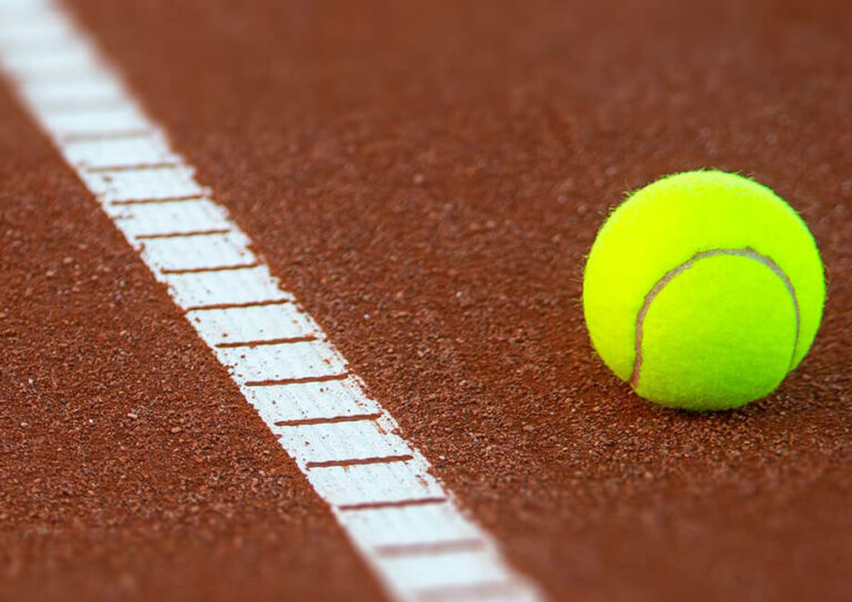 Bild zeigt Ausschnitt von einem Tennisplatz